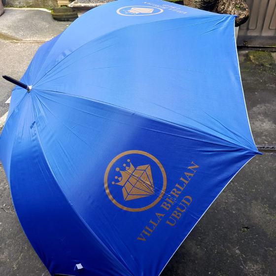 Payung biru dengan logo emas, hasil cetak logo Chain Grafis